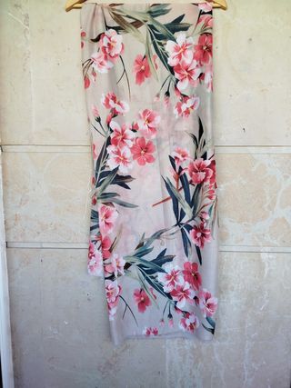 Bonito Pañuelo Floral de Viscosa. 1'75 × 84cm