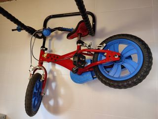 Bicicleta infantil de pedales con ruedines