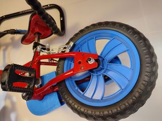 Bicicleta infantil de pedales con ruedines