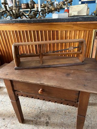 Antiguo portabobinas de madera