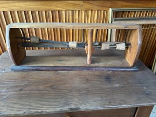 Antiguo portabobinas de madera