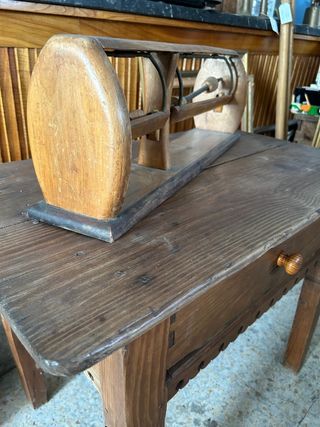 Antiguo portabobinas de madera
