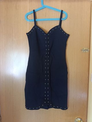 Vestido negro con tachuelas