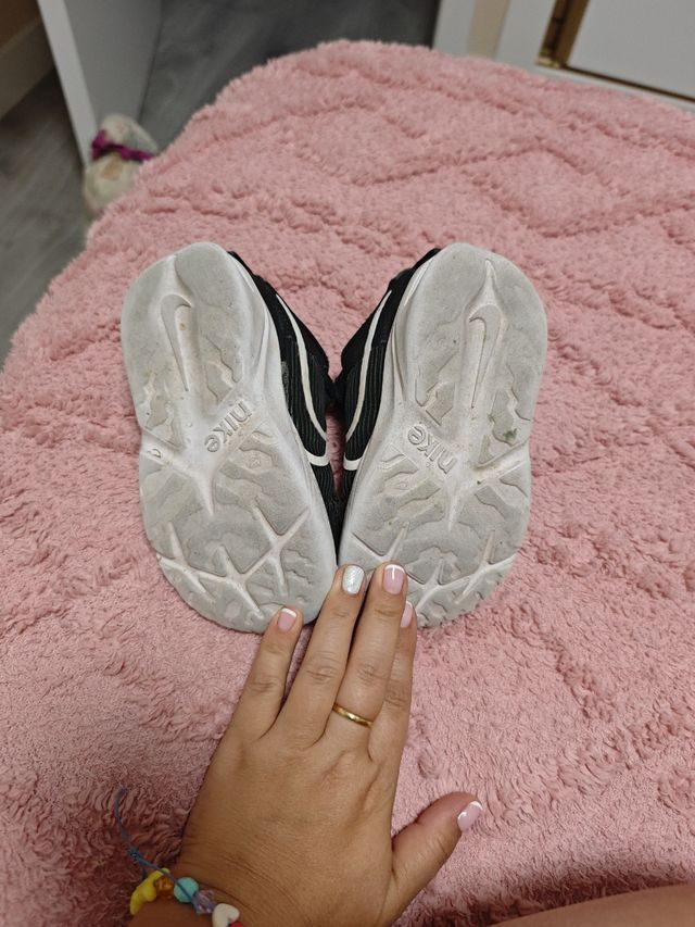 Zapatillas Nike niña/niño negras - talla 25