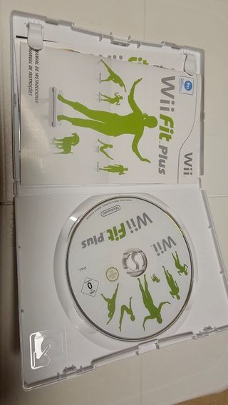 Wii Fit Plus (Nintendo Wii) + Balance Board