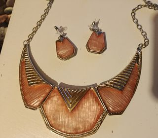 Collar y pendientes dorados y rosa