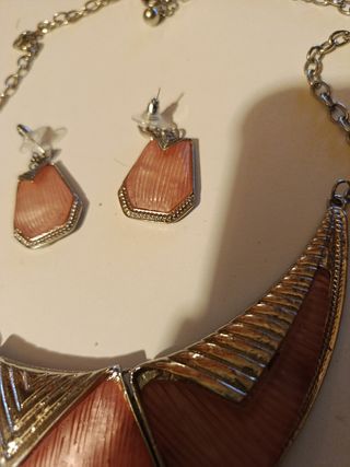 Collar y pendientes dorados y rosa