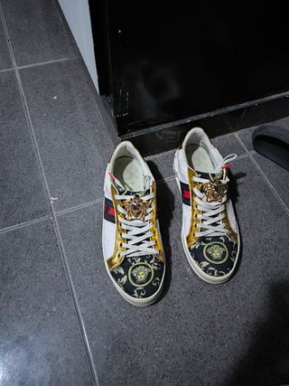 Zapatillas Versace doradas y blancas