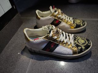Zapatillas Versace doradas y blancas