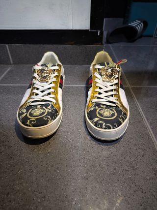 Zapatillas Versace doradas y blancas