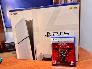PS5 Slim Blanca + Assassin's Creed Shadows