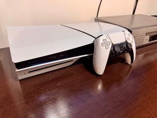 PS5 Slim Blanca + Assassin's Creed Shadows