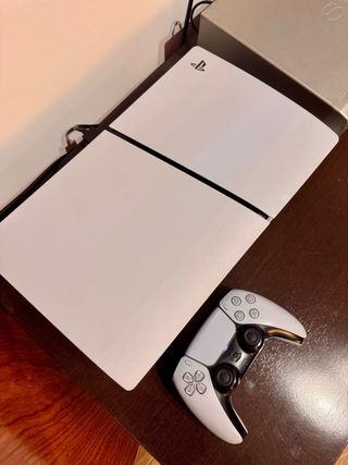 PS5 Slim Blanca + Assassin's Creed Shadows