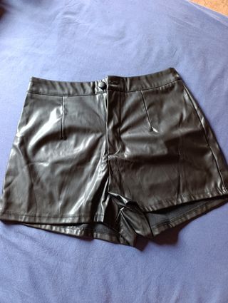 Shorts cuero Shein - L