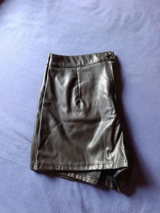 Shorts cuero Shein - L