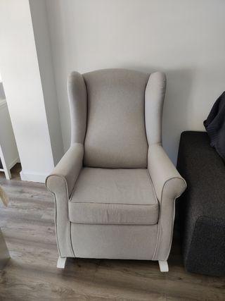 Sillón mecedora gris claro