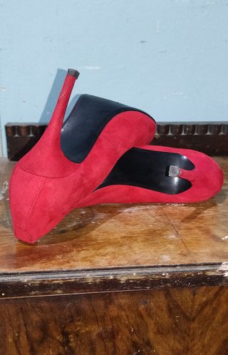 Zapatos rojos de tacón alto