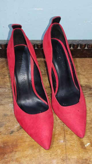 Zapatos rojos de tacón alto