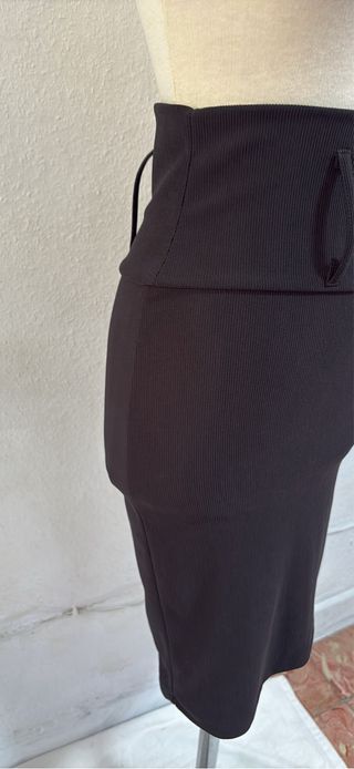 Falda midi negra ajustada