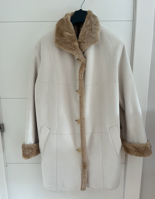 abrigo blanco y marron de fuchs schmitt
