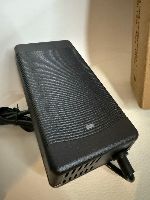 Cargador patinete eléctrico 42V-672V