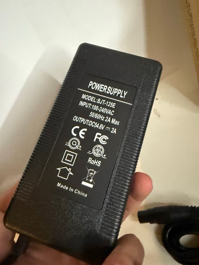 Cargador patinete eléctrico 42V-672V