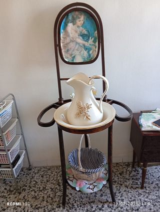 Jarrón antiguo con lavabo