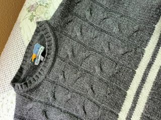 Jersey gris vintage con rayas blancas