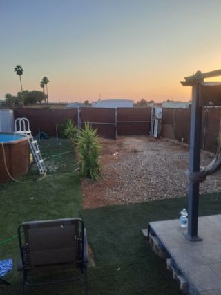 Parcela con mobil-home, jardín y piscina