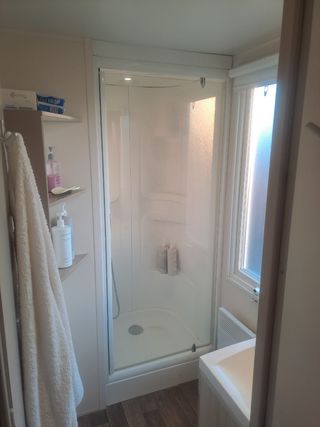 Parcela con mobil-home, jardín y piscina