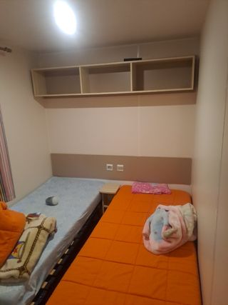 Parcela con mobil-home, jardín y piscina