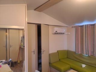 Parcela con mobil-home, jardín y piscina