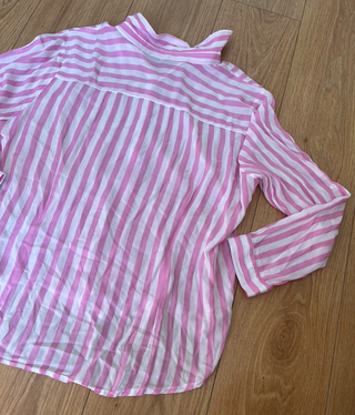 camisa de rayas rosa y blanca de manga larga