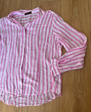 camisa de rayas rosa y blanca de manga larga