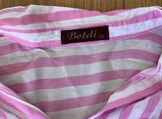 camisa de rayas rosa y blanca de manga larga