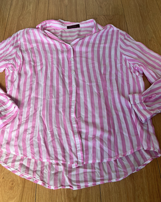 camisa de rayas rosa y blanca de manga larga