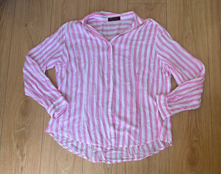 camisa de rayas rosa y blanca de manga larga
