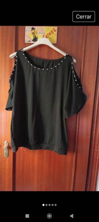 Camiseta negra hombros al aire