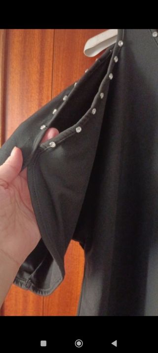 Camiseta negra hombros al aire