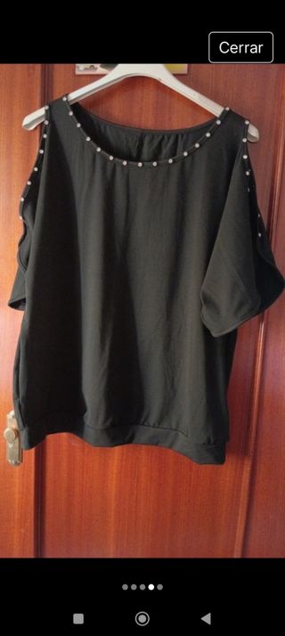 Camiseta negra hombros al aire