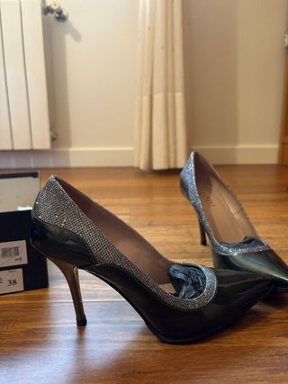 Tacones negros y plateados