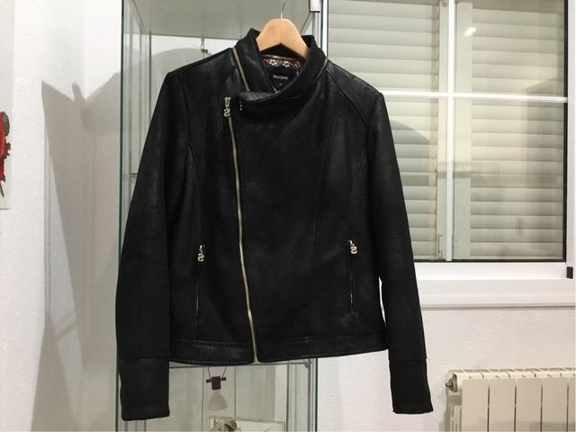 Chaqueta Desigual negra de segunda mano por 39 EUR en El Masnou en