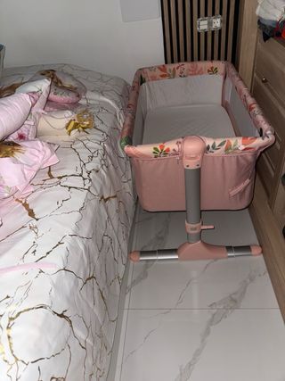 Cuna bebé rosa con móvil