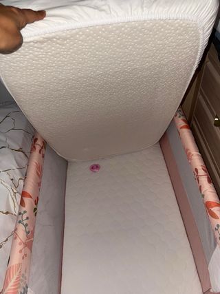 Cuna bebé rosa con móvil