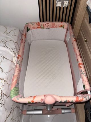 Cuna bebé rosa con móvil