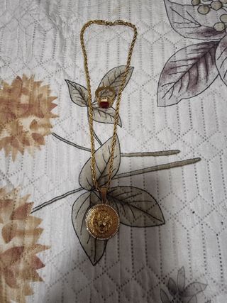Collar y anillo dorados