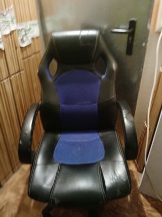 Silla gaming azul y negra