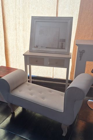 Conjunto blanco: espejo, mesita y diván