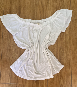 camiseta blanca Hollister hombros descubiertos