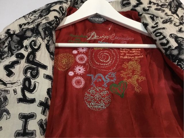 Abrigo Desigual beige y negro